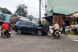 Pleiku: Va chạm với xe tải, ô tô 7 chỗ hư hỏng nặng