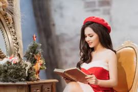 Sao mai Mai Thương rực rỡ trong chùm ảnh đón Noel