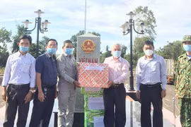 Gia Lai tặng quà cho học sinh nghèo người Việt tại Ratanakiri