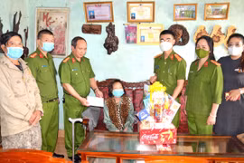 Văn phòng Cơ quan Cảnh sát Điều tra Công an tỉnh thăm hỏi, tặng quà Mẹ Việt Nam Anh hùng Võ Thị Lục