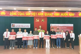 Agribank Gia Lai trao thưởng cho đơn vị thanh toán QR Code