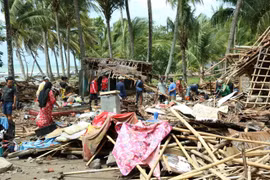 Sóng thần tại Indonesia: Người dân vùng thiên tai bắt đầu trở về nhà