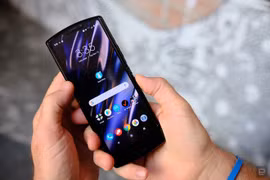 Motorola 'hồi sinh' chiếc điện thoại gập kiểu vỏ sò huyền thoại