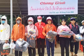 Tặng 400 suất quà cho hộ nghèo, học sinh khó khăn xã Đak Tơ Ve