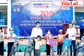 Tiếp sức học sinh đến trường