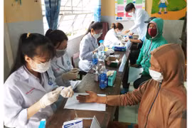 Khám bệnh, tặng quà cho hộ nghèo, học sinh khó khăn tại xã Ia Sol
