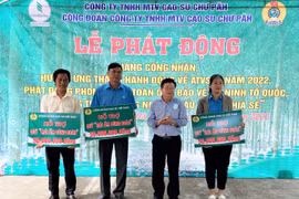 Công ty TNHH một thành viên Cao su Chư Păh hỗ trợ 341 triệu đồng cho công nhân