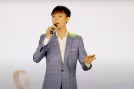 Dân mạng bàn tán clip hát live của Hồ Văn Cường