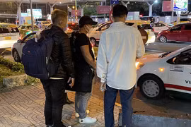 Khách hàng "nắm đằng lưỡi"