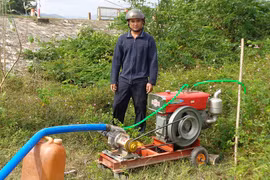 Hỗ trợ máy bơm nước cho người trồng lúa chống hạn