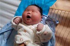 Bé sơ sinh nặng 6,7 kg