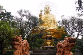 Chiêm bái tượng "Phật Thích Ca niêm hoa vi tiếu" ánh vàng trên cao nguyên