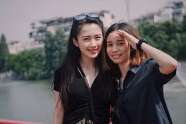 Hot girl Lào gốc Việt bất ngờ đăng ảnh dạo chơi phố đi bộ HN