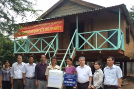 Bàn giao 3 căn nhà "Đại đoàn kết" cho hộ nghèo