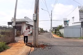 Cột điện chình ình dưới lòng đường mới mở