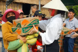 Trao túi gạo, gửi yêu thương