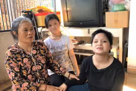 Vợ chồng nghèo nuôi 2 con bệnh tật