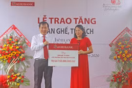 Agribank Gia Lai trao tặng bàn ghế, tủ sách cho Trường Tiểu học Bùi Thị Xuân