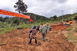 Lữ đoàn Công binh 7 giúp dân làng Đê Kôn tu sửa đường