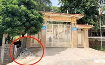 Từ cái cổng trường bị sập