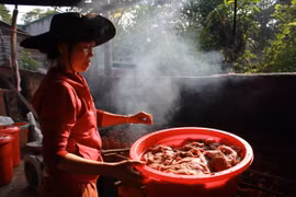 Tết làm ra thứ thịt đen xì, cay xè nhưng vừa ra lò đã bán hết nhẵn