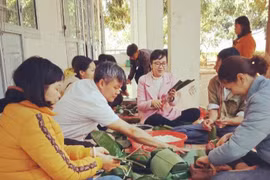 Giáo viên vùng khó Tây Nguyên gói bánh chưng tặng trò ăn Tết