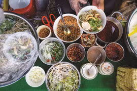 Tìm trong vị hến cay nồng...