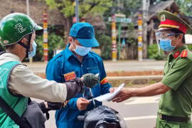 Pleiku: Cán bộ, công nhân viên chức mang theo thẻ hoặc giấy đi đường khi tham gia giao thông