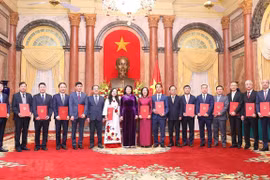 Phong hàm và thăng hàm Đại sứ cho 14 cán bộ ngoại giao