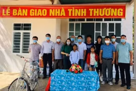 Trao tặng "Nhà tình thương" cho học sinh khuyết tật ở Đak Đoa