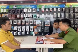 Chặn đường thoát của gã đàn ông "chui" vào FPT shop chôm tài sản 1 tỉ đồng