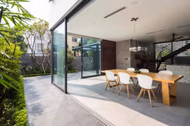Nhà TP HCM ngập cây xanh đẹp ngỡ ngàng trên báo Tây