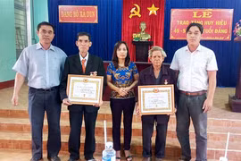 Đảng ủy xã Dun: Trao Huy hiệu 45, 55 tuổi Đảng cho 2 đảng viên
