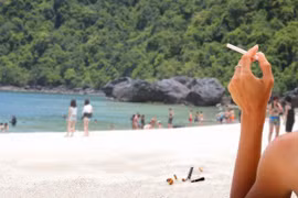 Thái Lan phạt nặng du khách hút thuốc ở bãi biển