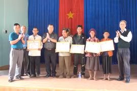 Thăm, tặng quà người các cụ tròn 90 và 100 tuổi