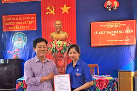 Chư Sê kết nạp Đảng cho 3 học sinh