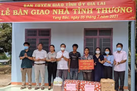 Trưởng ban Tuyên giáo Tỉnh ủy Huỳnh Thế Mạnh trao "Nhà tình thương" tại xã Yang Bắc