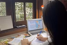 Từ tuyển sinh đến thi trực tuyến