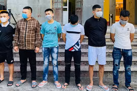 Khởi tố 7 nghi phạm ném chất bẩn, mang vòng hoa đến nhà người dân đòi nợ