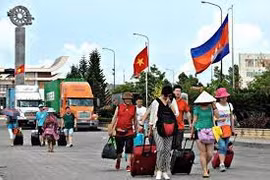 Tạm ngừng xuất-nhập cảnh qua biên giới Việt Nam-Campuchia