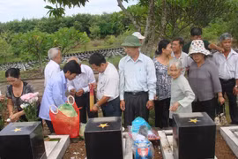 'Lão khùng' tìm mộ liệt sĩ: Niềm vui và chuyện... động trời