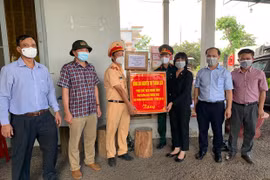 Phó Chủ tịch UBND tỉnh Nguyễn Thị Thanh Lịch kiểm tra chốt kiểm soát phòng-chống dịch Covid-19 khu vực cầu 110
