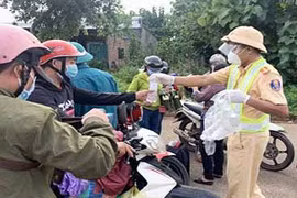 Hỗ trợ người dân từ vùng dịch về quê: Ý nghĩa, nhân văn