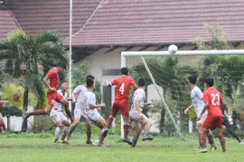 U16 HA.GL bị U16 Lào cầm hòa trong trận "thủy chiến"