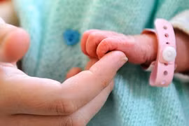Bé gái chào đời từ người mẹ chết não 4 tháng