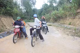 Giáo viên vùng cao Gia Lai băng rừng tìm học sinh