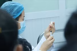 10 nhóm đối tượng được tiêm vaccine COVID-19 đầu tiên tại Việt Nam