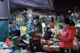 Giá cả một số mặt hàng thiết yếu tăng nhẹ trong ngày mùng 2 Tết