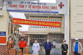 Tặng quà cho cán bộ, nhân viên và bệnh nhân nghèo tại Trung tâm Y tế huyện Kông Chro