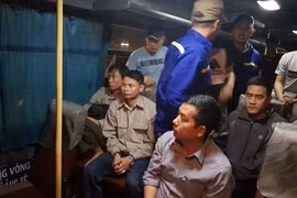 Bắt 9 công nhân đánh xóc đĩa trên ô tô